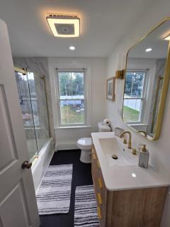 Sleeps 6 Near Boston, Providence & Gillette - 7