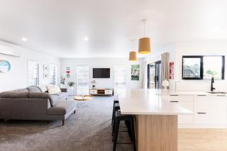 Estuary Views, Entertainer's Deck and Gym - Walk to Town - 1
