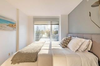 Central Vancouver Gem King Bed Sofa bed - 7