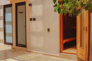 1st Flr Chic Jungle 1BR Priv Pool Steam & Gym - 3