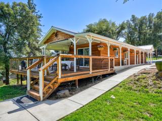 Private Cabin with Hot Tub & Sauna Near Yosemite - 3
