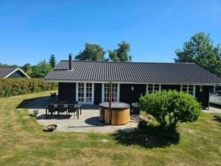 Lovely Cottage With Secluded Garden - 9