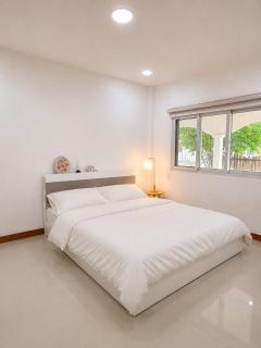 Private Garden Retreat 2BR Sleeps 6 Gateway - 1