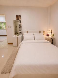 Private Garden Retreat 2BR Sleeps 6 Gateway - 2