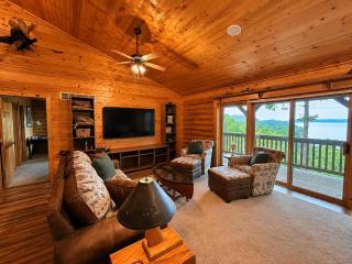 Hollow Tree Lodge with Game Room - 0