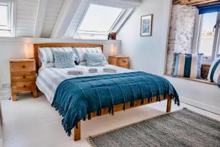 Brixham harbour views, great location & character - with parking - 8