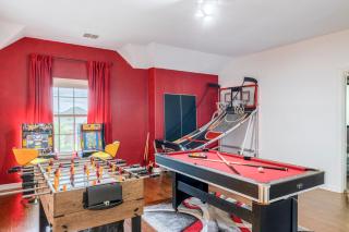 Spacious, Universal Kids< 10mins, Gameroom, 18 ppl - 8