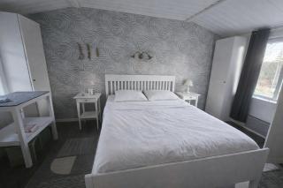 Modern cottage near lake & beach, family-friendly - 8