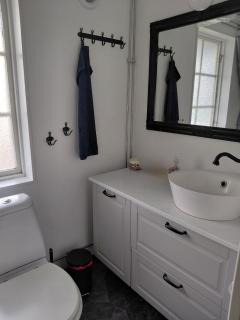 Modern cottage near lake & beach, family-friendly - 3