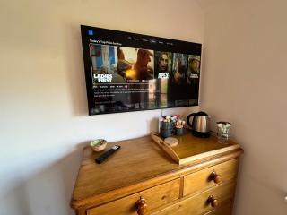 The Old Coach House - A beautifully renovated detached coach house in the centre of Astwood Bank - 7