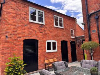 The Old Coach House - A beautifully renovated detached coach house in the centre of Astwood Bank - 0
