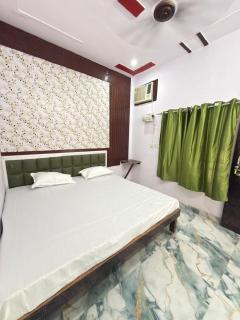 Yatri niwaas - 1