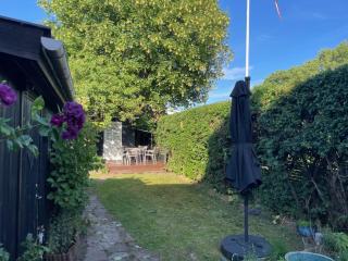 Home with Garden, Free Parking & 5 min from train - 9