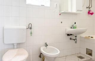 Beautiful Apartment In Jesenice Dugi Rat - 6