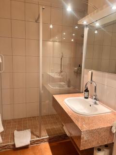 großes Doppelzimmer in Hotel im Herzen von Inzell - 7
