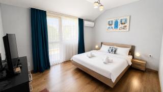 Cozy 1BR w/ Terrace, Free Parking & BBQ Garden - 0