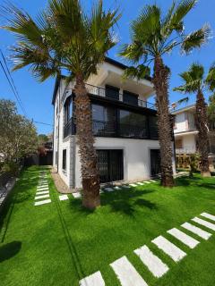 Pearl Mansion-1 Modern 3BR Garden House Near Beaches in Cunda - 0