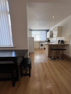 Liverpool Lily House - Stylish 4 BR - Group Stay - 4
