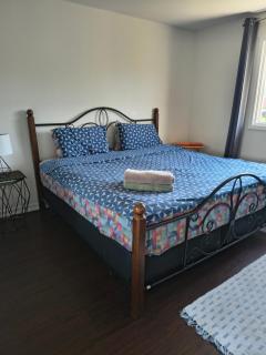 Airy Room with King bed in Central Mississauga Near Airport - 0