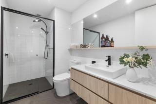 Elegant 2-Bedroom, 2-Bathroom Apartment at Caulfield Park with Balcony & Parking - 4