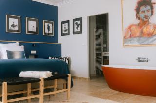 MARCELLE EN CAMARGUE - intra muros - piscine et jardin - petit déjeuner compris - 4