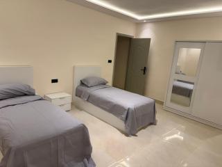 Executive Villa & Pool in Private Olive Estate - 4