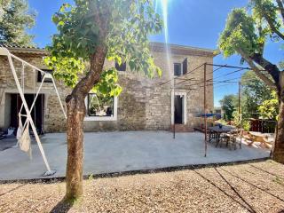 Stone farmhouse between Uzes, Nîmes, and Ales with pool - 4