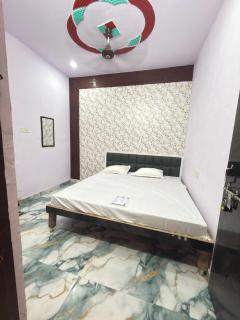 Yatri niwaas - 9
