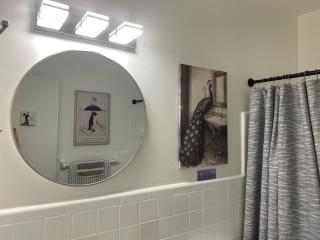 The Peacock Pad Retro-Vibe, Newly Renovated, 2 Bd-1Ba Duplex, Near Downtown Orlando, Hourglass-Sodo - 1