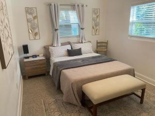 The Peacock Pad Retro-Vibe, Newly Renovated, 2 Bd-1Ba Duplex, Near Downtown Orlando, Hourglass-Sodo - 9