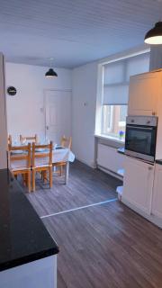 Spacious Maisonette Stay Sleeps 11 - 8