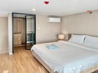 Cozy Urban Retreat Steps from MRTA Station - 7