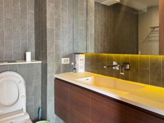 Cozy Urban Retreat Steps from MRTA Station - 3