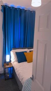 Spacious 3BR Sleeps 8 1G Wifi Free Parking - 0