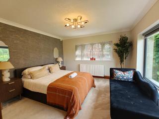 7 Seater Hot Tub - Lux Park Escape - Solihull 5 Double Bedrooms LWB Van X2 Parking 2 Living Rooms NR JLR NEC BHX HS2 Mell Square - Families Relocators & Work Stays Welcome! By Samina Arz Stays - TUB Due mid to late July onwards - 8