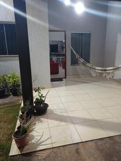 Casa com varanda, garagem e cozinha completa - 1