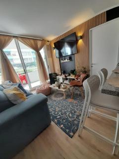 Large Urban Oasis Balcony y Parking y Metro L2 y L4A - 9
