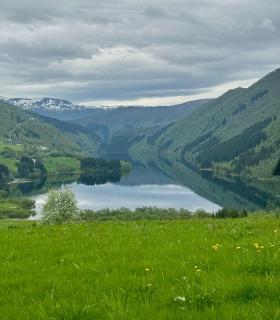 Koselig og velutstyrt leilighet med hems, flott utsikt og nær fjellet - 1