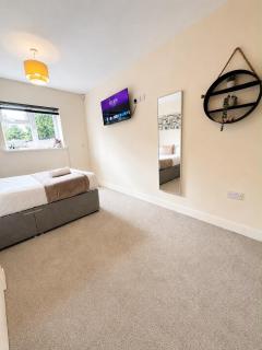 SwankyApartmentNearM5withParking - 3
