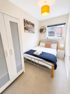 SwankyApartmentNearM5withParking - 8