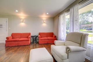 5 Mi to Kansas City Stadium! Bright Home w/ Yard - 5