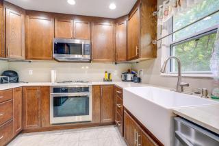 5 Mi to Kansas City Stadium! Bright Home w/ Yard - 2