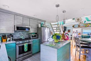 Stunning West End Escape Steps to Beach + Parking - 6