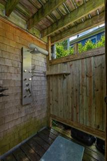 Stunning West End Escape Steps to Beach + Parking - 3