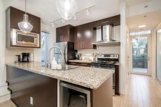Modern 3BR 4 Beds Prime Downtown Spot - 7