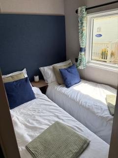 Caravan by the sea Trecco Bay - 2