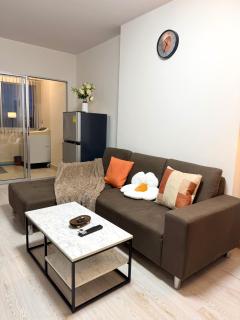 Breezy 1BR Near BTS Udomsuk - 8