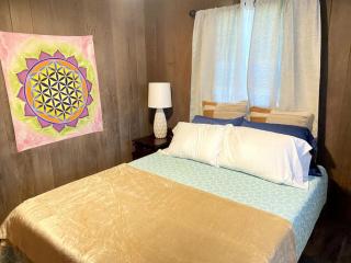 THE HILO HOMEBASE - Charming 3 Bedroom Hilo Home, with AC! - 7