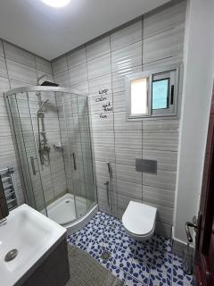 Appartement moderne de haut standing à Logpom avec Netflix IPTV connexion Wi-Fi haut débit Starlink et groupe électrogène inclus - 1