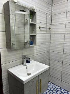 Appartement moderne de haut standing à Logpom avec Netflix IPTV connexion Wi-Fi haut débit Starlink et groupe électrogène inclus - 3